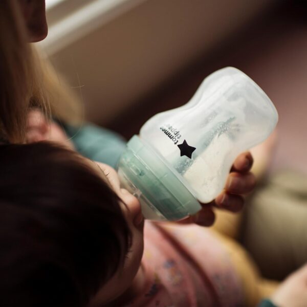 Tommee Tippee Baby Bottles, Advanced Anti-Colic Baby Bottle with Slow Flow Breast-Like Teat, 260 ml, 0m+, Self-Sterilising, Baby Feeding Essentials, Pack of 3 - Image 3