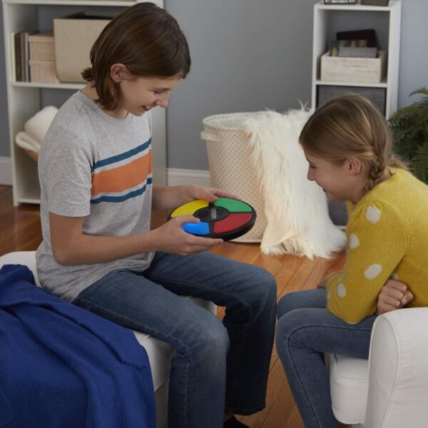 Hasbro Gaming, Simon, Electronic Memory Game, for Kids, Ages 8 and Up, Handheld Light and Sound Game, Classic Simon - Image 5